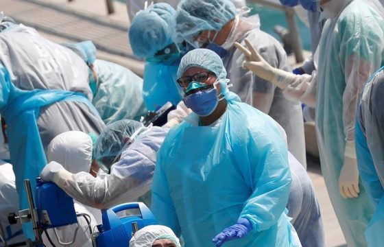 What’s a logarithmic graph and how does it help explain the spread of COVID-19?