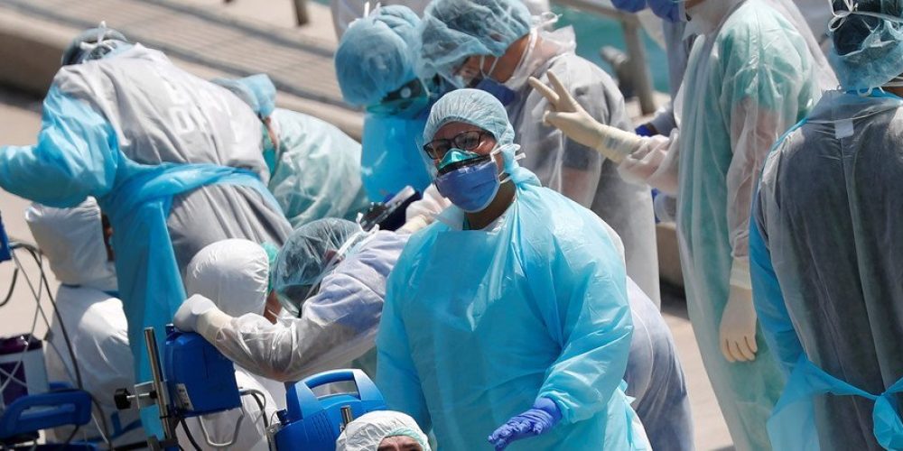 What’s a logarithmic graph and how does it help explain the spread of COVID-19?